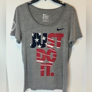 NIKE Women’s Gray Nike US Olympics Patriotic Short Sleeve Logo T-shirt Size M